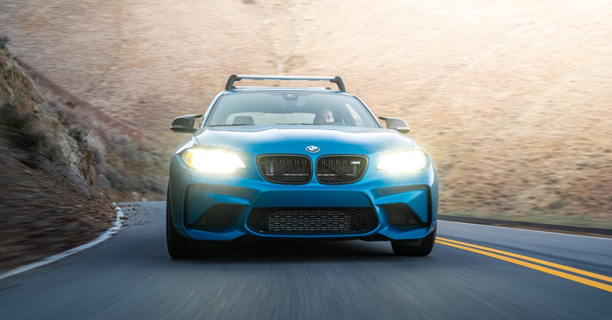 ¿Qué mantenimiento debo presupuestar en diferentes intervalos de kilometraje?